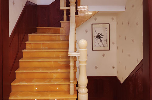 定边中式别墅室内汉白玉石楼梯的定制安装装饰效果